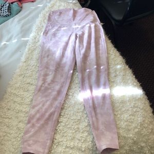 Old Navy Go Dry Balance Legging in Tie Dye Pastel Pink. Size Small